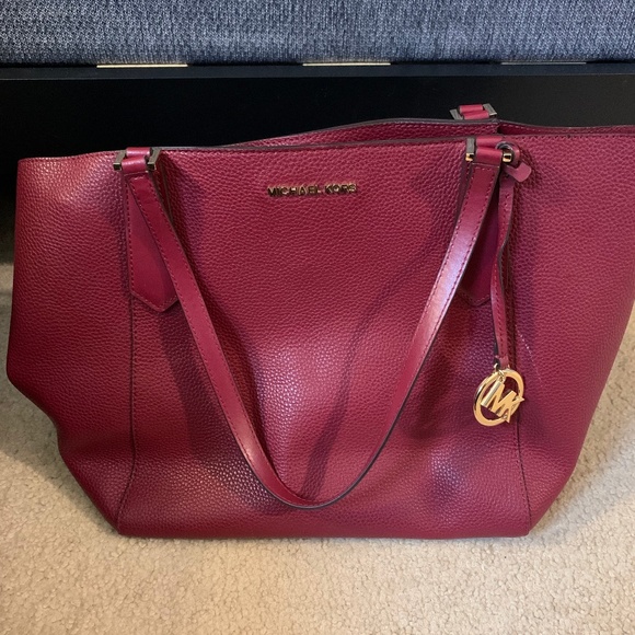 Micheal Kors - Picture 1 of 5